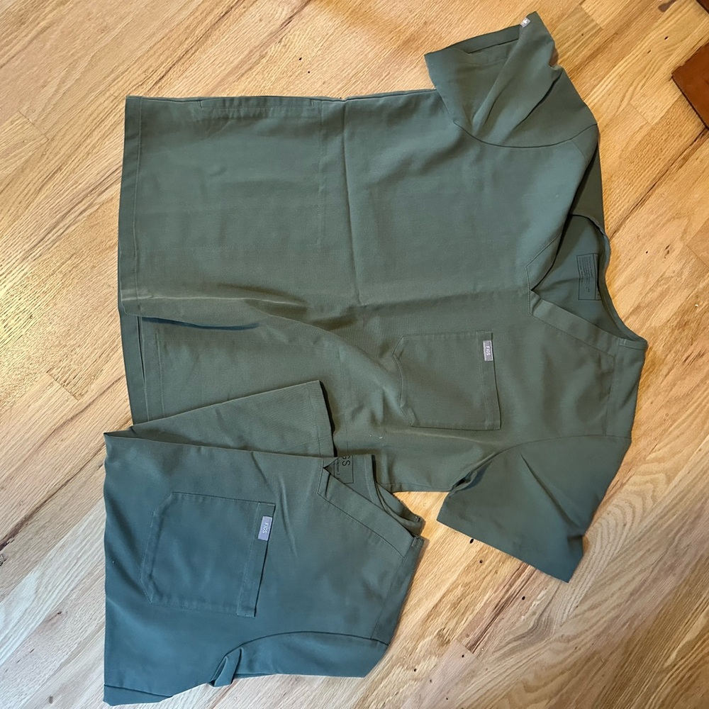 Men’s Figs 3 pocket Green Moss Scrub Top